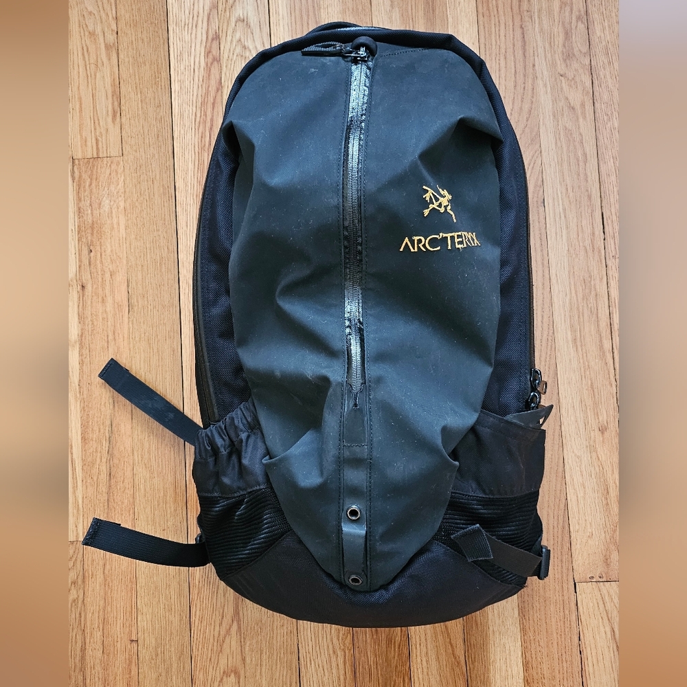 Arc'teryx Arro 22 Backpack; color Black with Gold logo